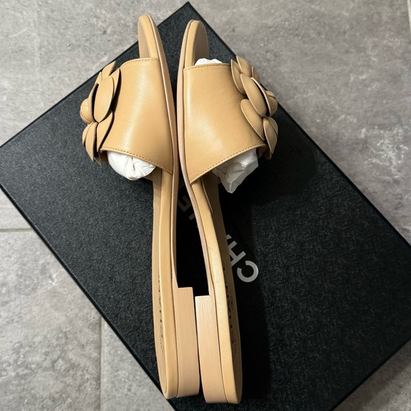 Chanel SS2024 Lambskin Camellia Flower Mule Sandals, Size 39 - Picture 3 of 5